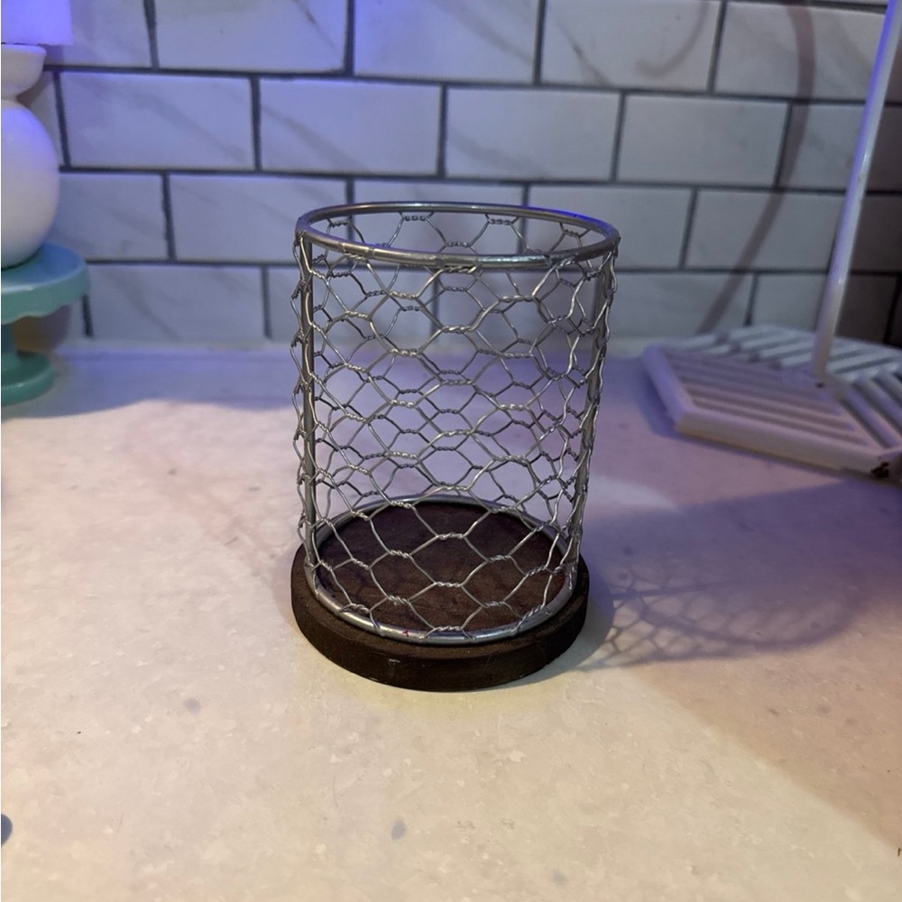 Wire and wooden bottom desk organizer